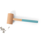 לוח שעם לבניית דגמים עם פטיש ומסמרים